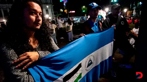 Exiliados nicarag&uuml;enses en Costa Rica se manifestaron el s&aacute;bado por la noche reclamando la liberaci&oacute;n de al menos 14 sacerdotes y tres seminaristas detenidos desde Navidad en Nicaragua. Foto: Ezequiel Becerra / AFP.