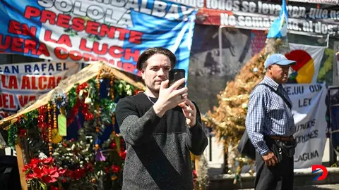 Andr&eacute;s Figueroa es uno de los j&oacute;venes que se han sumado a un movimiento en contra de la fiscal Consuelo Porras, y en apoyo al presidente electo, Bernardo Ar&eacute;valo. Foto: Johan Ord&oacute;&ntilde;ez / AFP.