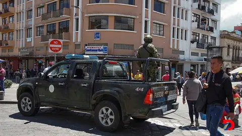 Soldados patrullan el centro c&iacute;vico de Cuenca, en Ecuador. Foto: Stringer / AFP.