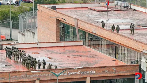 Vista de la c&aacute;rcel de Turi, en Cuenca, Ecuador, con una fuerte presencia de efectivos militares. Foto: Fernando Machado / AFP.