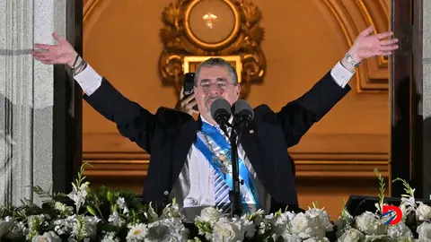 El presidente de Guatemala, Bernardo Ar&eacute;valo, que asumi&oacute; en la madrugada del lunes, saluda desde el balc&oacute;n del Palacio Nacional de Cultura. Foto: Mart&iacute;n Bernetti / AFP.