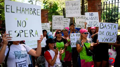 Mujeres de distintas organizaciones sociales en Argentina protagonizaron una demostraci&oacute;n antes de la huelga nacional convocada para este mi&eacute;rcoles. Foto: Luis Robayo / AFP.