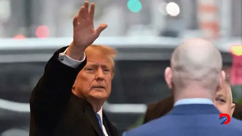 Donald Trump sale hacia los tribunales, en Nueva York, para otra jornada en la Corte. Foto: Angela Weiss / AFP.