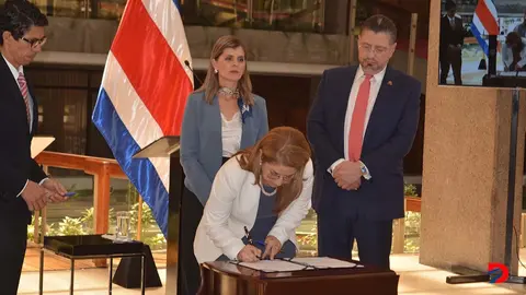Momentos en que la ministra de Salud, Mary Munive suscrib&iacute;a la directriz que establece las funciones del comit&eacute; de alto nivel para el AyA. Foto: S&oacute;crates Colindres Lagos.
