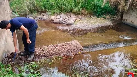 Funcionarios del Acueducto Municipal de Turrialba recorrieron la red para descartar contaminaci&oacute;n por combustibles. Foto con fines ilustrativos del AyA.