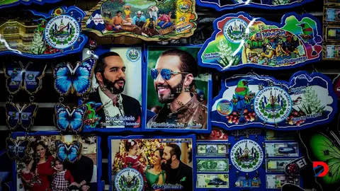 En un mercado de San Salvador venden art&iacute;culos con la imagen del presidente Nayib Bukele. Foto: Yuri Cortez / AFP.