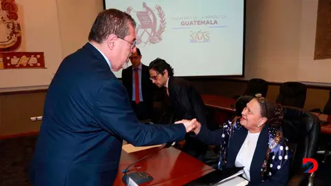 El presidente de Guatemala, Bernardo Ar&eacute;valo, salud&oacute; a la fiscal general, Consuelo Porras, el pasado 29 de enero del presente a&ntilde;o. Foto: Presidencia de Guatemala / AFP.