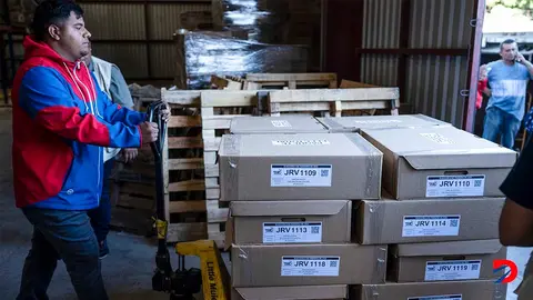 Empleados del Tribunal Supremo Electoral de El Salvador, se encargaron de la distribuci&oacute;n del material para las elecciones del domingo. Foto: Yuri Cortez / AFP.