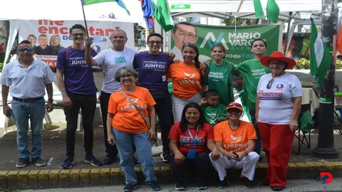 Miembros de todos lo partidos vivieron en paz la jornada electoral en la Escuela Unificada Rep&uacute;blica de Per&uacute;. Foto: S&oacute;crates Colindres