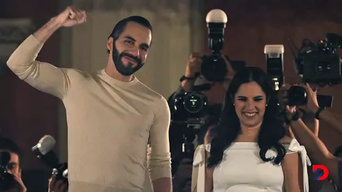 El presidente de El Salvador, Nayib Bukele, saluda a sus simpatizantes tras imponerse en las elecciones del domingo. Foto: Yuri Cort&eacute;s / AFP.