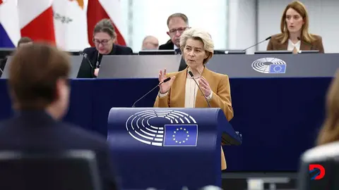 La presidenta de la Comisi&oacute;n Europea, &Uacute;rsula von del Leyen habla durante un debate como parte de la sesi&oacute;n plenaria en Estrasburgo. Foto: Frederick Florin / AFP.