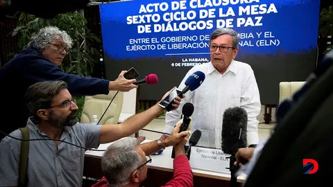 El jefe negociador del ELN, Israel Ram&iacute;rez, alias Pablo Beltr&aacute;n, habla con los periodistas tras el cierre de la sexta ronda de negociaciones de paz con el Gobierno. Foto: Yamil Lage / AFP.
