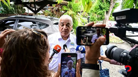 Eduardo Camacho, vocero del expresidente Ricardo Martinelli, habla con los periodistas a las afueras de la embajada de Nicaragua en Panam&aacute;. Foto: Mart{in Bernetti / AFP.