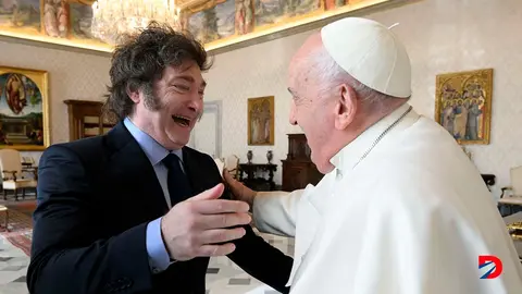 El Papa Francisco recibi&oacute; al presidente de Argentina, Javier Milei; en el pasado, uno de sus m&aacute;s fuertes cr&iacute;ticos. Foto: Prensa de El Vaticano / AFP.