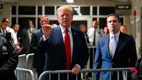 El expresidente de Estados Unidos, Donald Trump, habla con los medios despu&eacute;s de su audiencia en la Corte de Manhattan, en Nueva York. Foto: Angela Weiss / AFP.