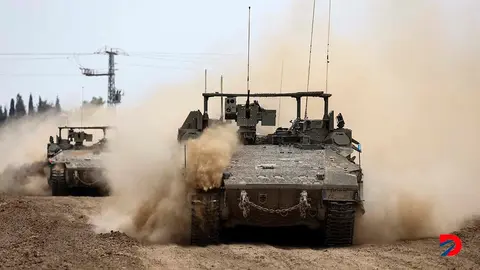Tanques israel&iacute;es avanzan en la frontera con Gaza este viernes. Foto: Jack Guez / AFP.