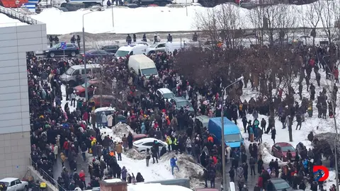 Esta captura de video muestra como miles de personas llegaron al cementerio para despedir al fallecido l&iacute;der opositor ruso, Alexei Navalny. Foto: Andrey Borodulin / AFP.