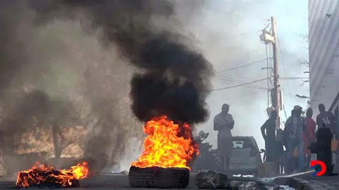 Frente a la Penitenciar&iacute;a de Puerto Pr&iacute;ncipe, los alzados quemaron llantas para repeler la acci&oacute;n policial. Foto: Luckenson Jean / AFPTV / AFP
