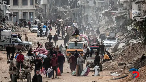 Desplazados palestinos se movilizan por Khan Yunis, en el sur de Gaza, mientras siguen los combates entre el ej&eacute;rcito de Israel y las fuerzas de Hamas. Foto: AFP.