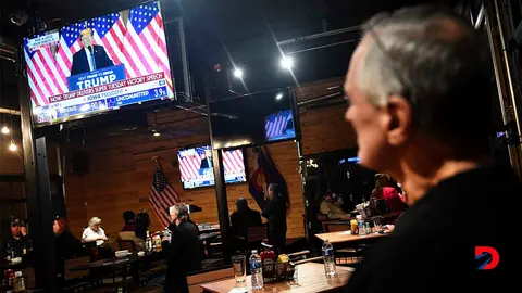 Un seguidor de Donald Trump observa el discurso del ex mandatario de Estados Unidos, despu&eacute;s de sus victorias en el denominado s&uacute;per martes. Foto: Jason Connolly / AFP.