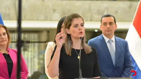 Laura Fernandez ministra del MIDEPLAN firmaron  en Casa Presidencial. FotoS&oacute;crates Colindres