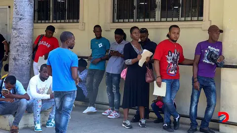 Decenas de haitianos se agolpan cada d&iacute;a frente a la Embajada en Santo Domingo, Rep&uacute;blica Dominicana. Foto: Erickson Polanco / AFP.