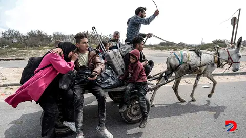 Desplazados palestinos huyen de las inmediaciones de un hospital atacado por las fuerzas israel&iacute;es. Foto: AFP.