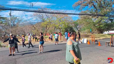 Cansados de reiteradas incumplimientos del AyA,  vecinos del distrito de Hatillo bloquearon varias v&iacute;as de acceso  este lunes. Foto: Facilitada por vecinos.