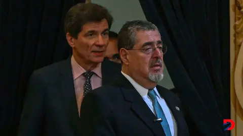 El presidente de Guatemala, Bernardo Ar&eacute;valo, y el subsecretario de Estado para el Crecimiento Econ&oacute;mico, Jos&eacute; Fern&aacute;ndez, llega al Palacio de Cultura en Ciudad de Guatemala. Foto: Johan Ord&oacute;&ntilde;ez /AFP.