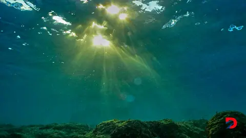 Esta imagen muestra como los rayos solares penetran en el Mar Mediterr&aacute;neo, en agosto del a&ntilde;o anterior. Foto: Ibrahim Chalhoub / AFP.