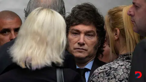 El presidente de Argentina, Javier Milei, cuando atendi&oacute; la ceremonia por el 32 aniversario del atentado contra la embajada de Israel en Buenos Aires. Foto: Juan Mabromata / AFP.