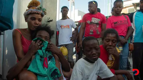 La poblaci&oacute;n reaccion&oacute; ante el homicidio de una docena de personas por parte de los pandilleros en P&eacute;tionville, Hait&iacute;. Foto: Clarense Siffroy / AFP.