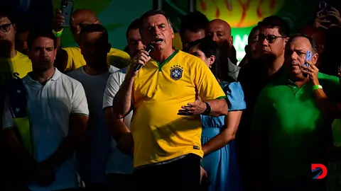 Jair Bolsonaro, expresidente de Brasil, habla junto a Alexandre Ramagem, precandidato a la alcald&iacute;a de R&iacute;o de Janeiro. Foto: Pablo Porciuncula / AFP.