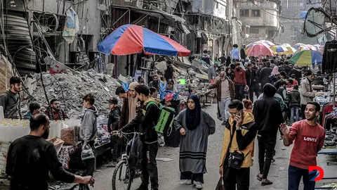 En medio de la destrucci&oacute;n, la gente trata de comprar suministros en un mercado en la ciudad de Gaza. Foto: AFP.