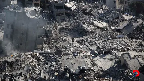 Palestinos inspeccionan las inmediaciones de lo que qued&oacute; del hospital Al-Shifa, en Gaza, despu&eacute;s de la retirada de las tropas de Israel. Foto: AFP.
