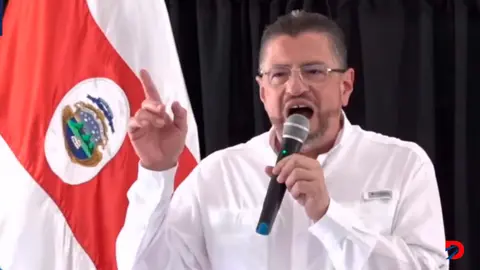 En medio de su discurso de inaguraci&oacute;n de obras en Gu&aacute;cimo de Lim&oacute;n el Presidente hizo duras criticas a sus antesesores