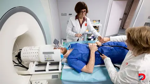 Un voluntario es sometido al escaneo de su cerebro, a trav&eacute;s de una resonancia magn&eacute;tica en el nuevo Iseult. Foto: Alain Jocard / AFP.