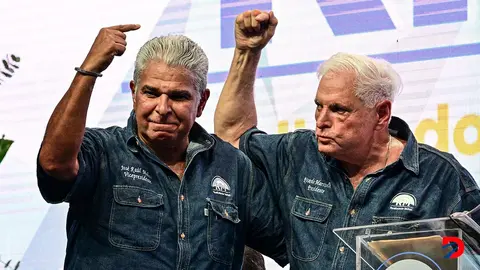 Jos&eacute; Ra&uacute;l Mulino (izquierda) fue escogido a dedo por el expresidente Ricardo Martinelli, como candidato presidencial en Panam&aacute;. Foto: Mart&iacute;n Bernetti / AFP.