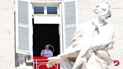 El Papa Francisco, el domingo, durante la oraci&oacute;n en la Plaza de San Pedro. Foto: Alberto Pizzoli / AFP.