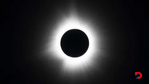 La luna cubre el sol durante el eclipse total de este lunes, que se pudo apreciar en varios puntos de Norteam&eacute;rica. Foto: Stan Honda / AFP.