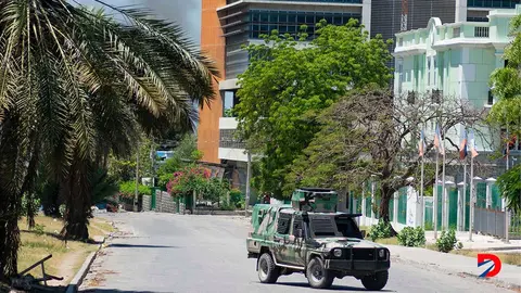 Un veh&iacute;culo policial patrilla el &aacute;rea cercana al Palacio Nacional y el Ministerio de Finanzas, en Puerto Pr&iacute;ncipe. Foto: Clarens Siffroy / AFP.