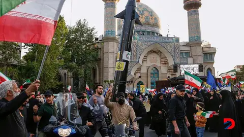 Iran&iacute;es celebran en el centro de Teheran, el lunes, para celebrar los ataques sobre Israel del 14 de abril (tiempo local). Foto: Atta Kenare / AFP.