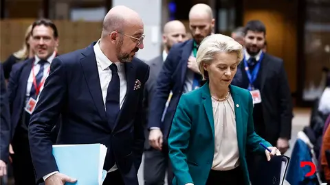 La presidenta de la Comisi&oacute;n Europea, &Uacute;rsula Von Del Leyen y el presidente del Consejo de Europa, Charles Michel, durante una conferencia de prensa. Foto: Kenzo Tribouillard / AFP.