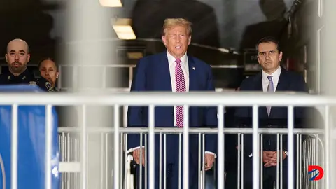 Donald Trump habla con la prensa al lado de su abogado, Todd Blanche, a la salida de la Corte. Foto: Curtis Means / AFP.