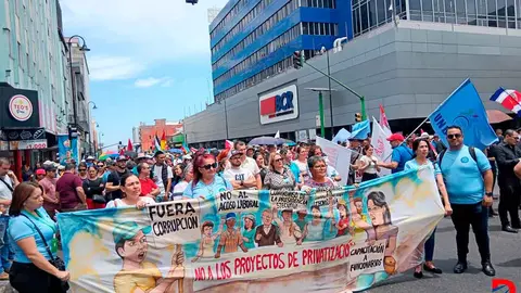 Los manifestantes reclamaron varios temas a lo largo de la avenida segunda este mi&eacute;rcoles. Foto: Krissia Morris Gray