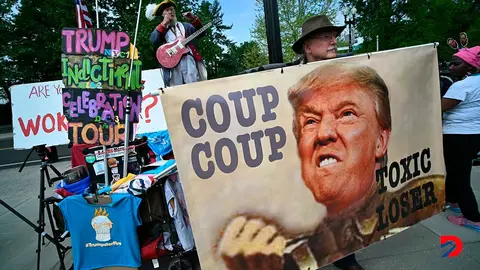 Manifestantes adversos al expresidente de Estados Unidos, Donald Trump, se apostaron frente a la Corte Suprema, que comenz&oacute; a analizar su este goza de inmunidad total o no. Foto: Mandel Ngan / AFP.
