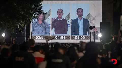 La gente pudo observar el debate presidencial en varios puntos de las principales ciudades de M&eacute;xico. Foto: Carl De Souza / AFP.