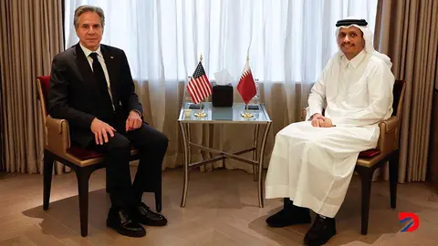 El secretario de Estado de Estados Unidos, Antony Blinken, se reuni&oacute;n con su par de Catar, Sheikh Mohammed Bin Abdulrahman Bin Jassim al-Thani, para tratar la guerra en Gaza. Foto: Evelyn Hockstein / AFP.