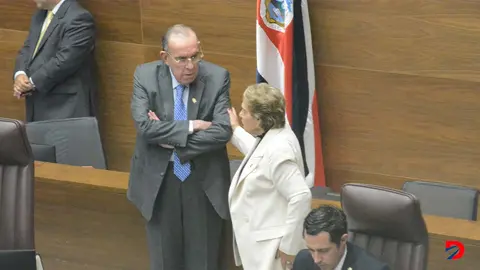 Gloria Navas converso durante el plenario con el Presiente Rodrigo Arias, para comunicarle su salida de Nueva Rep&uacute;blica, pero reiterar su apoyo, por la presidencia. Foto S&oacute;crates Colindres