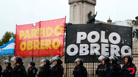 Diversos sectores protestaron contra las medidas econ&oacute;micas promovidas por Javier Milei en Argentina. Foto: Luis Robayo / AFP.